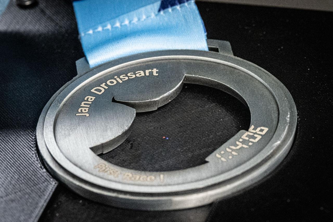 Detail van een gegraveerde finisher-medaille