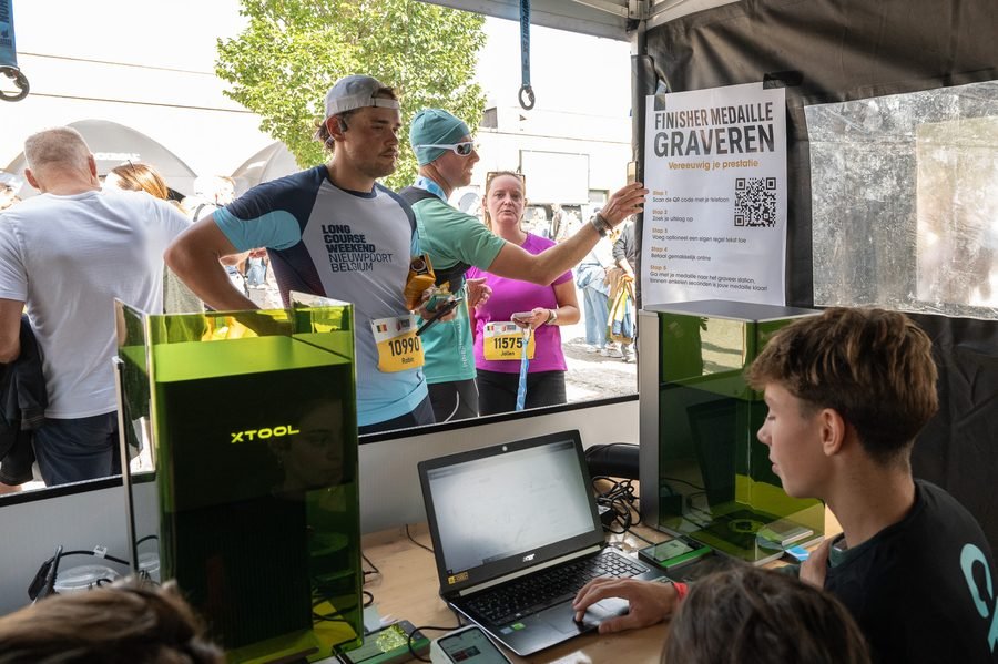 De graveerstand op locatie tijdens Long Course Weekend Nieuwpoort, met deelnemers aan de tent
